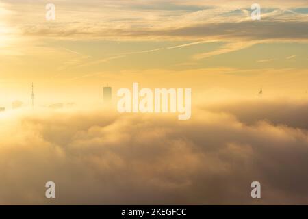 Vienne, Vienne: Vienne dans le brouillard du matin, brouillard du sol, après le lever du soleil, les gratte-ciels sortent du brouillard du sol, Donauturm (Tour du Danube), DC Tower 1, Millenni Banque D'Images