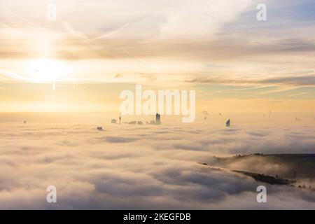 Vienne, Vienne: Vienne dans le brouillard du matin, brouillard du sol, après le lever du soleil, les gratte-ciels sortent du brouillard du sol, Donauturm (Tour du Danube), DC Tower 1, Millenni Banque D'Images