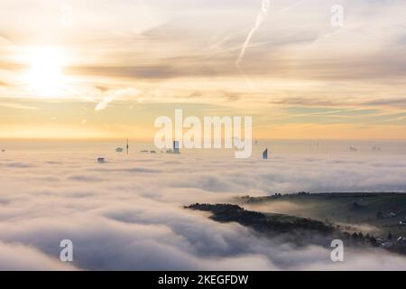 Vienne, Vienne: Vienne dans le brouillard du matin, brouillard du sol, après le lever du soleil, les gratte-ciels sortent du brouillard du sol, Donauturm (Tour du Danube), DC Tower 1, Millenni Banque D'Images