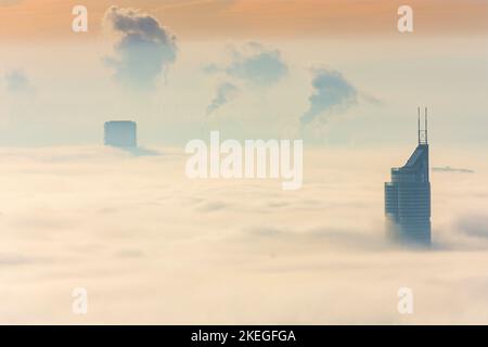 Vienne, Vienne: Vienne dans le brouillard du matin, brouillard du sol, après le lever du soleil, les gratte-ciels sortent du brouillard du sol, Marina Tower, Millennium Tower, vue de LEOP Banque D'Images