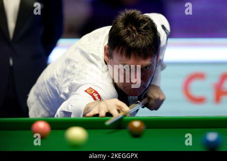 Le Jimmy White d’Angleterre en action lors de son match contre le Ryan Day au pays de Galles, le premier jour du Championnat britannique de Snooker de Cazoo au Barbican de York. Date de la photo: Samedi 12 novembre 2022. Banque D'Images