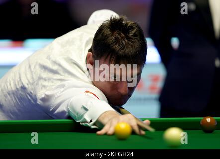 Le Jimmy White d’Angleterre en action lors de son match contre le Ryan Day au pays de Galles, le premier jour du Championnat britannique de Snooker de Cazoo au Barbican de York. Date de la photo: Samedi 12 novembre 2022. Banque D'Images