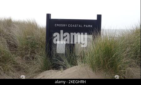 Un panneau à la plage, Crosby Coastal Park, Liverpool, Royaume-Uni Banque D'Images