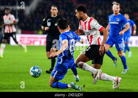 EINDHOVEN - (lr) Yukinari Sugawara d'AZ Alkmaar, Cody Gakpo de PSV Eindhoven pendant le match néerlandais Eredivisie entre PSV Eindhoven et AZ au stade Phillips sur 12 novembre 2022 à Eindhoven, pays-Bas. ANP OLAF KRAAK Banque D'Images