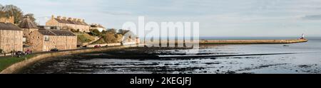 Vue panoramique sur la jetée et le phare de Berwick upon Tweed, dans le Northumberland, Angleterre, Royaume-Uni Banque D'Images