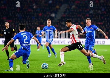 EINDHOVEN - (lr) Yukinari Sugawara d'AZ Alkmaar, Cody Gakpo de PSV Eindhoven, Jordy Clasie d'AZ Alkmaar lors du match néerlandais entre PSV Eindhoven et AZ au stade Phillips sur 12 novembre 2022 à Eindhoven, pays-Bas. ANP OLAF KRAAK Banque D'Images