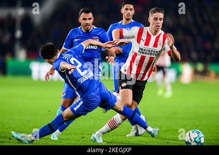 EINDHOVEN - (lr) Yukinari Sugawara d'AZ Alkmaar, Vangelis Pavlidis d'AZ Alkmaar, Joey Veerman de PSV Eindhoven pendant le match entre PSV Eindhoven et AZ au stade Phillips sur 12 novembre 2022 à Eindhoven, pays-Bas. ANP OLAF KRAAK Banque D'Images