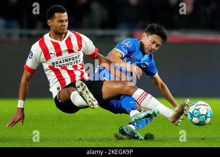 EINDHOVEN - (lr) Cody Gakpo du PSV Eindhoven, Yukinari Sugawara d'AZ Alkmaar pendant le match néerlandais Eredivisie entre le PSV Eindhoven et AZ au stade Phillips sur 12 novembre 2022 à Eindhoven, pays-Bas. ANP | hauteur néerlandaise | ED VAN DE POL Banque D'Images