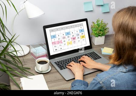 Femme planifiant des réunions d'affaires mensuelles, le calendrier et les objectifs à l'aide du calendrier sur ordinateur portable. Banque D'Images