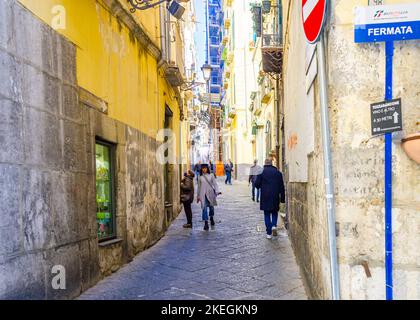 04 avril 2022 - Naples Italie - la rue bondée un matin avec beaucoup de scooters et des gens qui marchent pour travailler à côté de vieux bâtiments colorés Banque D'Images