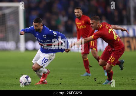 Gênes, Italie, 12th novembre 2022. Alexis Blin de US Lecce remords sur le maillot de Francesco Caputo de UC Sampdoria comme Federico Di Francesco de US Lecce regarde pendant la série Un match à Luigi Ferraris, Gênes. Crédit photo à lire: Jonathan Moscrop / Sportimage crédit: Sportimage / Alay Live News Banque D'Images