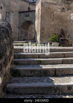 MATERA, ITALIE - 17 OCTOBRE 2022 : découvrez l'une des nombreuses rues piétonnes de la vieille ville Banque D'Images