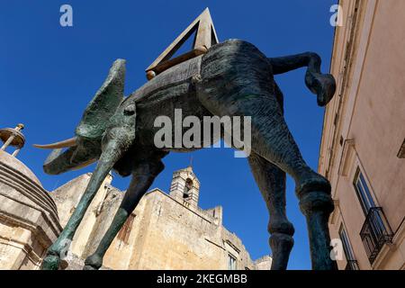 MATERA, ITALIE - 17 OCTOBRE 2022 : sculpture d'éléphant d'espace conçue par Salvador Dalì avec vue sur le Palazzo dell'Annunziata à travers les pattes du Banque D'Images