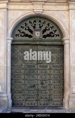 MATERA, ITALIE - 17 OCTOBRE 2022 : porte en bois sculptée dans la vieille ville Banque D'Images