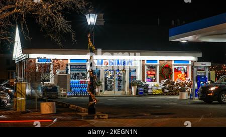 NEW CANAAN, CT, Etats-Unis - DÉCEMBRE 21 2021: Station-service MobilMart avant Noël avec des lumières de vacances et la décoration sur la lampe de rue Banque D'Images