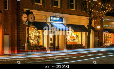 NEW CANAAN, CT, États-Unis - DÉCEMBRE 21 2021: Soirée avant Noël sur Elm Street avec Ralph Lauren vitrine près de l'horloge avec des lumières de vacances et la décoration Banque D'Images