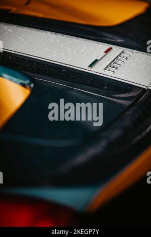 Gros plan sur l'arrière d'une Ferrari 458 Speciale après la pluie avec gouttes de pluie Banque D'Images