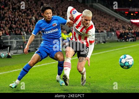 EINDHOVEN - (lr) Yukinari Sugawara d'AZ Alkmaar, Philipp Max de PSV Eindhoven pendant le match néerlandais Eredivisie entre PSV Eindhoven et AZ au stade Phillips sur 12 novembre 2022 à Eindhoven, pays-Bas. ANP | hauteur néerlandaise | ED VAN DE POL Banque D'Images