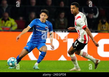 EINDHOVEN - (lr) Yukinari Sugawara d'AZ Alkmaar, Cody Gakpo de PSV Eindhoven pendant le match néerlandais Eredivisie entre PSV Eindhoven et AZ au stade Phillips sur 12 novembre 2022 à Eindhoven, pays-Bas. ANP | hauteur néerlandaise | ED VAN DE POL Banque D'Images