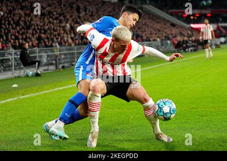 EINDHOVEN - (lr) Yukinari Sugawara d'AZ Alkmaar, Philipp Max de PSV Eindhoven pendant le match néerlandais Eredivisie entre PSV Eindhoven et AZ au stade Phillips sur 12 novembre 2022 à Eindhoven, pays-Bas. ANP | hauteur néerlandaise | ED VAN DE POL Banque D'Images