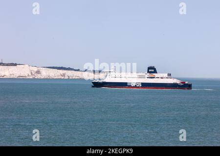 DFDS,DFDS Ferry,DFDS Ferries,ferry,compagnie,bateau,bateau,à,proximité,amarré,port de Douvres,port de Douvres,Douvres,Kent,Manche,White Cliffs,White Cliffs de Douvres,côte,littoral,Angleterre,anglais,GB,Grande-Bretagne,britannique,Royaume-Uni,Europe,européen,Calais,France,ferry,traversée,France Banque D'Images