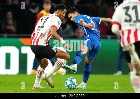 EINDHOVEN - (lr) Cody Gakpo du PSV Eindhoven, Yukinari Sugawara d'AZ Alkmaar pendant le match néerlandais Eredivisie entre le PSV Eindhoven et AZ au stade Phillips sur 12 novembre 2022 à Eindhoven, pays-Bas. ANP | hauteur néerlandaise | ED VAN DE POL Banque D'Images