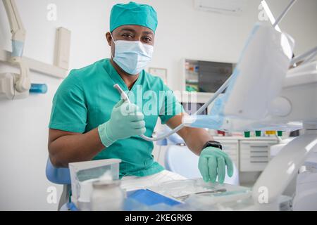 Un dentiste africain détient un exercice dentaire dans sa clinique, un travailleur de la santé. Banque D'Images