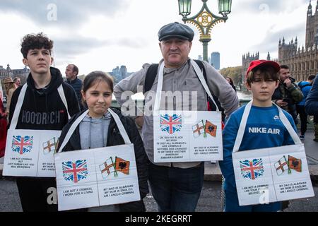 Londres, Royaume-Uni. 12th novembre 2022. Des Albanais protestent sur le pont de Westminster contre les commentaires formulés par la secrétaire à l'intérieur Suella Braverman qui a singularisé les demandeurs d'asile albanais. Le Premier ministre albanais, EDI Rama, a répondu à ses commentaires en accusant le ministre de l'intérieur de faire preuve de discrimination à l'égard des Albanais et de traiter ses citoyens comme des boucs émissaires pour « excuser les échecs politiques ». Crédit : Mark Kerrison/Alamy Live News Banque D'Images