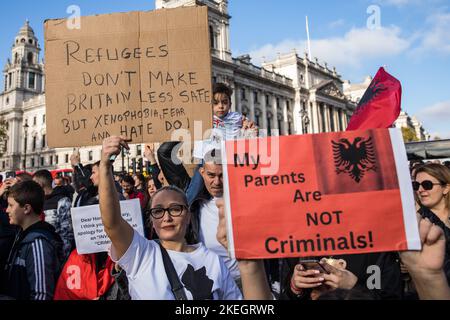 Londres, Royaume-Uni. 12th novembre 2022. Des milliers d'Albanais protestent sur la place du Parlement contre les commentaires de la secrétaire à l'intérieur Suella Braverman qui a fait la distinction entre les demandeurs d'asile albanais. Le Premier ministre albanais, EDI Rama, a répondu à ses commentaires en accusant le ministre de l'intérieur de faire preuve de discrimination à l'égard des Albanais et de traiter ses citoyens comme des boucs émissaires pour « excuser les échecs politiques ». Crédit : Mark Kerrison/Alamy Live News Banque D'Images