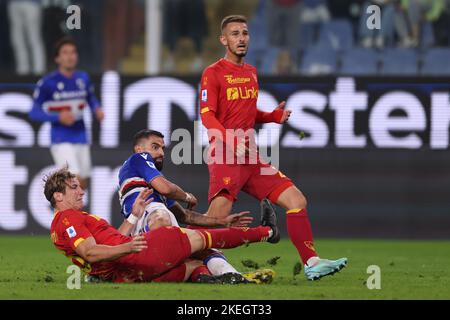 Gênes, Italie, 12th novembre 2022. Tomas Rincon de UC Sampdoria est en conflit avec Federico Baschirotto et Alexis Blin de US Lecce pendant le match de la série A à Luigi Ferraris, Gênes. Crédit photo à lire: Jonathan Moscrop / Sportimage crédit: Sportimage / Alay Live News Banque D'Images