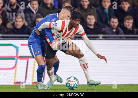 EINDHOVEN, PAYS-BAS - NOVEMBRE 12 : Milos Kerkez d'AZ, Noni Madueke de PSV lors du match néerlandais entre PSV et AZ Alkmaar au stade Philips sur 12 novembre 2022 à Eindhoven, pays-Bas (photo de Broer van den Boom/Orange Pictures) Banque D'Images