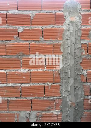 Bâtiment en construction. Mur de briques creux Banque D'Images