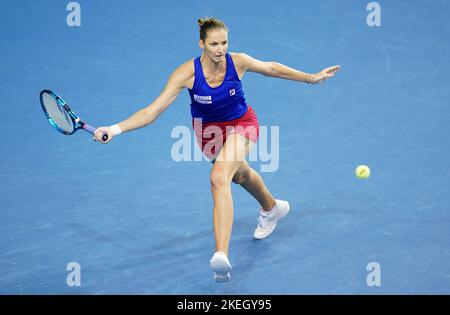 Karolina Pliskova en République tchèque lors de son match contre Belinda Bencic en Suisse lors du match de demi-finale de la coupe du Roi Billie Jean entre la Suisse et la République tchèque à l'Emirates Arena, Glasgow. Date de publication : samedi 12 novembre 2022. Banque D'Images