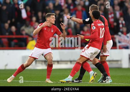 Nottingham, Royaume-Uni. Samedi 12th novembre 2022. Des joueurs forestiers entourent Referee, John Brooks après que Jesse Lingard de Nottingham Forest soit fouillé pendant le match de la Premier League entre la forêt de Nottingham et le Crystal Palace au niveau de la ville, (Credit: Jon Hobley | MI News) Credit: MI News & Sport /Alay Live News Banque D'Images