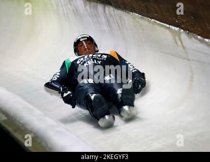 Winterberg, Allemagne. 12th novembre 2022. Le 1er Wok du chanteur Joey Kelly traverse la chaîne de glace du bobsleigh et de la piste de luge à Winterberg pendant le Championnat du monde Wok du Pro 7 'TV total Wok WM'. Credit: Thomas Banneyer/dpa/Alay Live News Banque D'Images