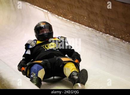 Winterberg, Allemagne. 12th novembre 2022. Le wok de la série 1 de Manni Ludolf traverse la chaîne de glace de la piste de bobsleigh et de luge à Winterberg pendant le Championnat du monde de Wok du Pro 7 'TV total Wok WM'. Credit: Thomas Banneyer/dpa/Alay Live News Banque D'Images