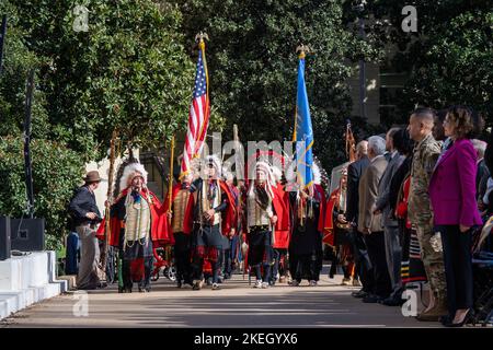 Arlington, États-Unis d'Amérique. 10th novembre 2022. Arlington, États-Unis d'Amérique. 10 novembre 2022. La Kiowa Black Legging Warrior Society présente des couleurs militaires lors de la célébration du mois du patrimoine amérindien du Pentagone en l'honneur des anciens combattants militaires dans la cour du Pentagone, à 10 novembre 2022, à Arlington, Virginie, États-Unis. Crédit : TSgt. Jack Sanders/DOD photo/Alamy Live News Banque D'Images