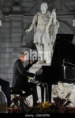 Kolkata, Inde. 12th novembre 2022. Le pianiste français Maxime Zecchini interprète du classique occidental à la musique hindi populaire au piano devant un auditoire au Victoria Memorial Hall, le 12 novembre 2022, à Kolkata City, en Inde. (Credit image: © Biswarup Ganguly/eyepix via ZUMA Press Wire) Banque D'Images