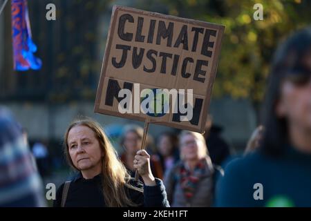 Bristol, Royaume-Uni. 12th novembre 2022. Un manifestant tient un écriteau pendant la démonstration. Une manifestation organisée par la rébellion des extinction de Bristol et la Coalition pour la justice climatique exige une action pour le climat et la justice pour toutes les personnes touchées par l'effondrement du climat et pour défendre les droits de l'homme en Égypte. Ils ont également demandé au gouvernement britannique de mettre un terme à ses plans de lutte contre le réchauffement climatique et de mettre en œuvre des solutions climatiques réelles qui résolvent à la fois la crise du climat et du coût de la vie et veillent à ce que chacun ait le droit de vivre dans la dignité. Crédit : SOPA Images Limited/Alamy Live News Banque D'Images