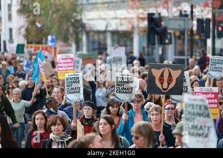 Bristol, Royaume-Uni. 12th novembre 2022. Les manifestants tiennent des écriteaux exprimant leur opinion pendant la manifestation. Une manifestation organisée par la rébellion des extinction de Bristol et la Coalition pour la justice climatique exige une action pour le climat et la justice pour toutes les personnes touchées par l'effondrement du climat et pour défendre les droits de l'homme en Égypte. Ils ont également demandé au gouvernement britannique de mettre un terme à ses plans de lutte contre le réchauffement climatique et de mettre en œuvre des solutions climatiques réelles qui résolvent à la fois la crise du climat et du coût de la vie et veillent à ce que chacun ait le droit de vivre dans la dignité. Crédit : SOPA Images Limited/Alamy Live News Banque D'Images