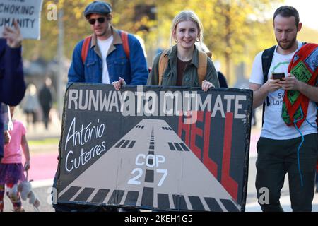 Bristol, Royaume-Uni. 12th novembre 2022. Les manifestants tiennent un écriteau pendant le rallye. Une manifestation organisée par la rébellion des extinction de Bristol et la Coalition pour la justice climatique exige une action pour le climat et la justice pour toutes les personnes touchées par l'effondrement du climat et pour défendre les droits de l'homme en Égypte. Ils ont également demandé au gouvernement britannique de mettre un terme à ses plans de lutte contre le réchauffement climatique et de mettre en œuvre des solutions climatiques réelles qui résolvent à la fois la crise du climat et du coût de la vie et veillent à ce que chacun ait le droit de vivre dans la dignité. Crédit : SOPA Images Limited/Alamy Live News Banque D'Images