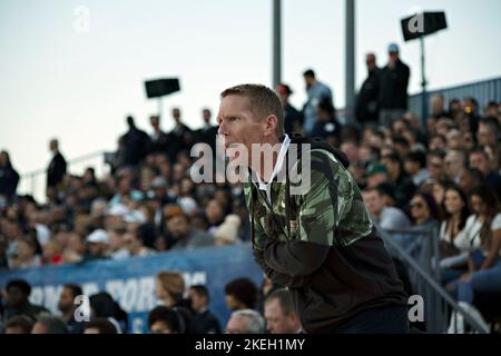 San Deigo, États-Unis d'Amérique. 11 novembre 2022. L'entraîneur-chef de basket-ball de l'université Gonzaga pour hommes Mark Luns lors de l'édition 2022 du transporteur classique des Forces armées ESPN, qui s'est tenu sur le pont de vol du porte-avions de classe Nimitz USS Abraham Lincoln à la base aérienne navale de North Island, 11 novembre 2022 à San Diego, Californie. Gonzaga Bulldogs a battu les Spartans de l'État du Michigan de 64 à 63. Crédit : MC2 Madison Cassidy/US Navy photo/Alay Live News Banque D'Images