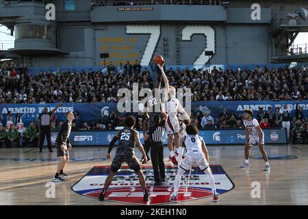 San Deigo, États-Unis d'Amérique. 11 novembre 2022. Gonzaga Bulldogs Forward Drew Timme, #2, Et le centre Spartan de l'État du Michigan Mady Sissoko, #22, sautez pour le ballon pendant l'édition 2022 du transporteur classique des Forces armées ESPN, qui s'est tenue sur le pont de vol du porte-avions USS Abraham Lincoln de la classe Nimitz à la base aérienne navale de North Island, 11 novembre 2022 à San Diego, Californie. Gonzaga Bulldogs a battu les Spartans de l'État du Michigan de 64 à 63. Crédit : MCS Julia Brockman/US Navy photo/Alay Live News Banque D'Images