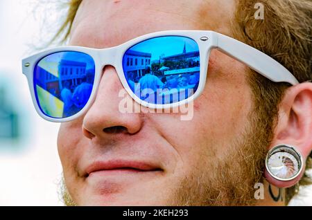 Un homme porte des lunettes de soleil et une bague d'étanchéité pendant le Festival de la rue du marché, à 5 mai 2012, à Columbus, Mississippi. Banque D'Images