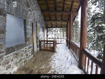 Vintage couvert de neige Alpine Teahouse Log Cabin Chalet véranda. Plaine des six glaciers randonnée au-dessus du lac Louise dans les Rocheuses canadiennes du parc national Banff Banque D'Images