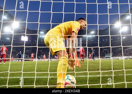 Rafal GIKIEWICZ (FC Augsbourg) après contre le but, sort le ballon du filet, de l'action, derrière la caméra de but, derrière la perspective de but. Football 1st Bundesliga saison 2022/2023, 15th match, matchday15, FC Augsbourg - VFL Bochum 0-1, on 12 novembre 2022, WWK ARENA Augsbourg. ? Banque D'Images