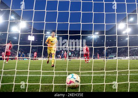 Rafal GIKIEWICZ (FC Augsbourg) après contre le but, sort le ballon du filet, de l'action, derrière la caméra de but, derrière la perspective de but. Football 1st Bundesliga saison 2022/2023, 15th match, matchday15, FC Augsbourg - VFL Bochum 0-1, on 12 novembre 2022, WWK ARENA Augsbourg. ? Banque D'Images