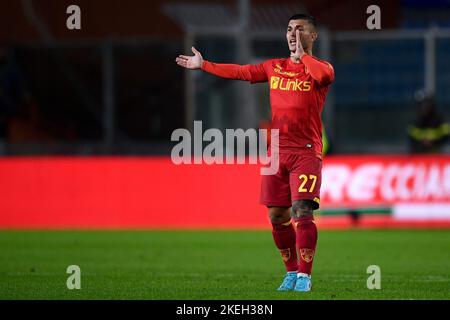 Gênes, Italie. 12 novembre 2022. Gabriel Strefezza de US Lecce gestes pendant la série Un match de football entre UC Sampdoria et US Lecce. Credit: Nicolò Campo/Alay Live News Banque D'Images