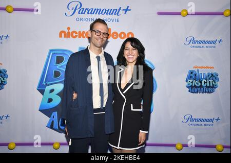 New York, États-Unis. 12th novembre 2022. Matt Stawski, directeur, et Niki Lopez assistent à la première à New York de l'aventure « Blue's Big City Adventure » de Paramount à Regal Union Square à New York, NY, 12 novembre 2022. (Photo par Anthony Behar/Sipa USA) crédit: SIPA USA/Alay Live News Banque D'Images