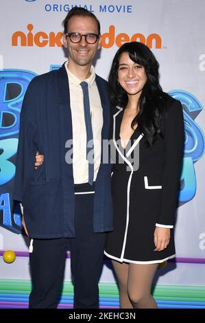 New York, États-Unis. 12th novembre 2022. Matt Stawski, directeur, et Niki Lopez assistent à la première à New York de l'aventure « Blue's Big City Adventure » de Paramount à Regal Union Square à New York, NY, 12 novembre 2022. (Photo par Anthony Behar/Sipa USA) crédit: SIPA USA/Alay Live News Banque D'Images